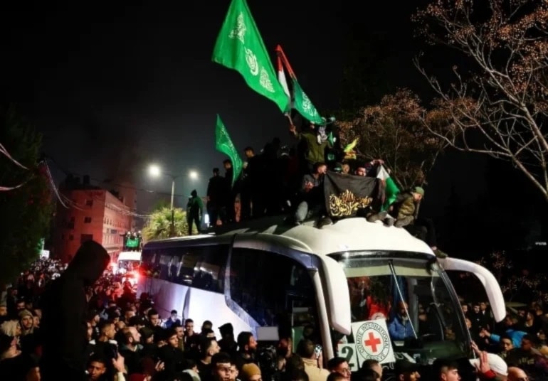 Inició liberación de detenidas palestinas horas después de lo pactado