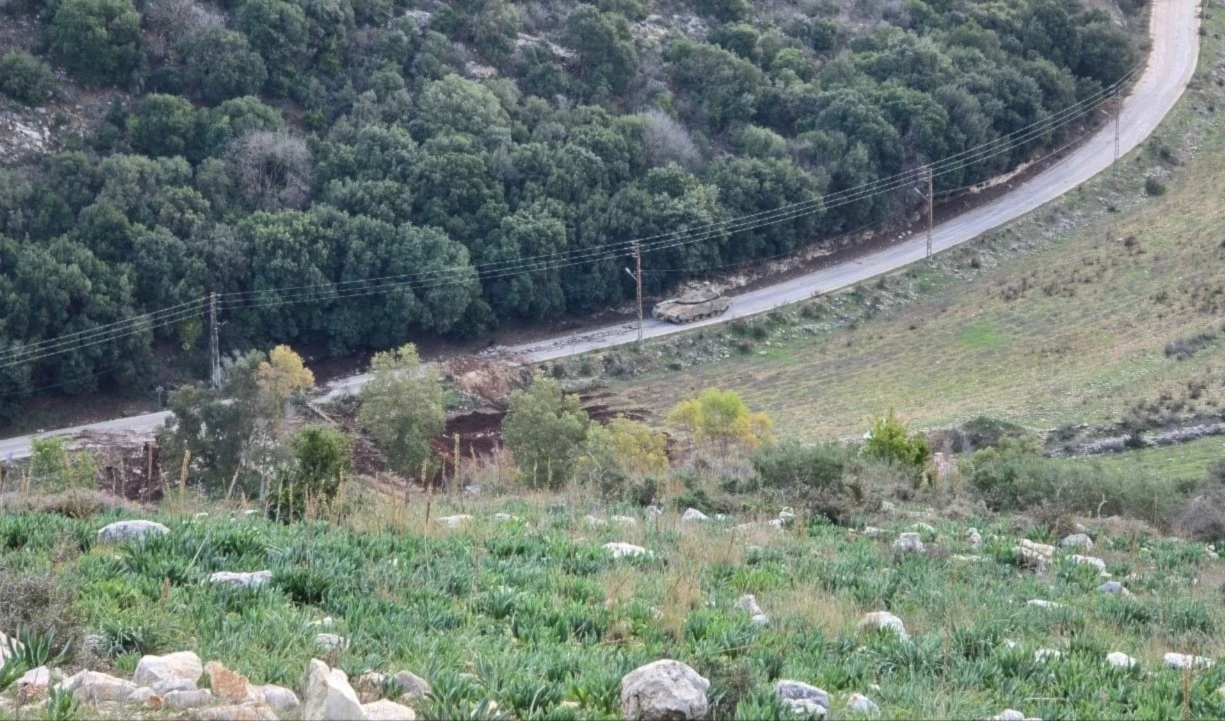 Tanque israelí en la carretera de Wadi Saluki, en el sur de Líbano.