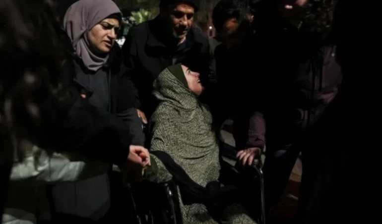 Una prisionera palestina liberada quedó paralítica por las torturas en cárceles israelíes.