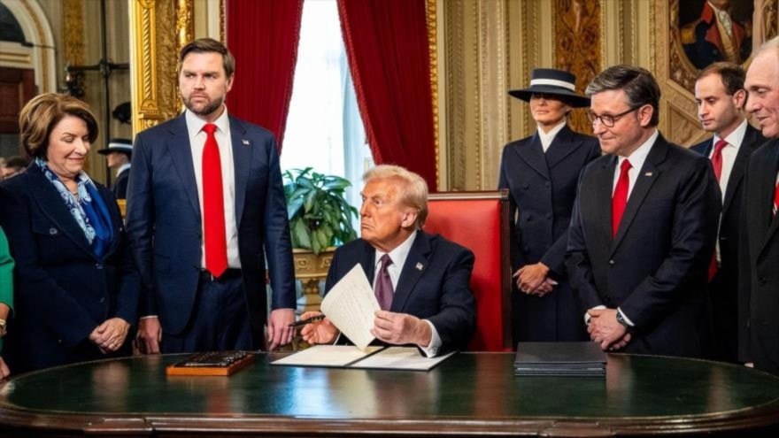 El presidente de EE.UU., Donald Trump, firma órdenes ejecutivas en el Despacho Oval, horas después de su investidura, el 20 de enero de 2025.