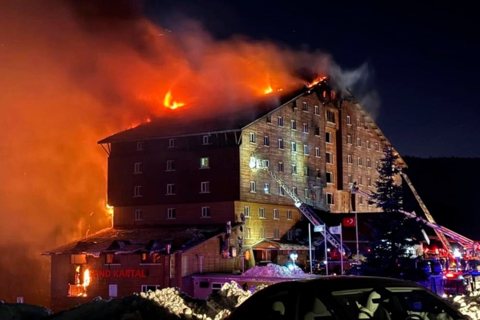 Incendio en estación de esquí de Turquía deja 76 muertos. Foto: AP. 