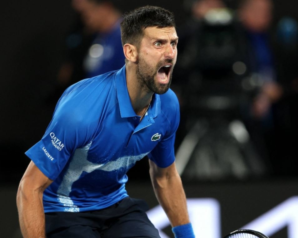 Djokovic doblega a Alcaraz y accede a semis de Abierto de Australia.