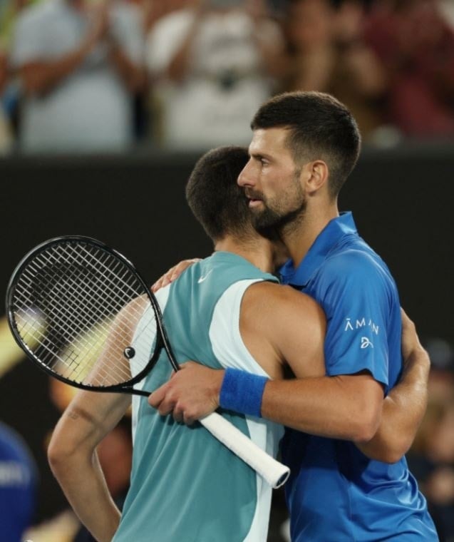 Djokovic doblega a Alcaraz y accede a semis de Abierto de Australia.