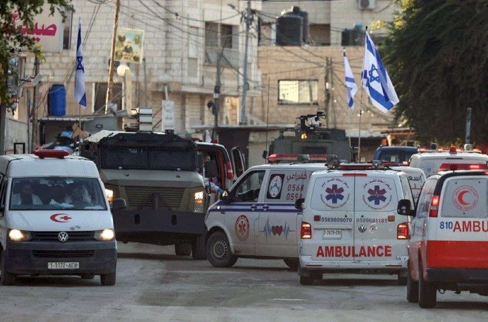 Fuerzas de ocupación israelíes detienen ambulancias palestinas en Yenín. 21 de enero de 2025 (Foto: AFP)