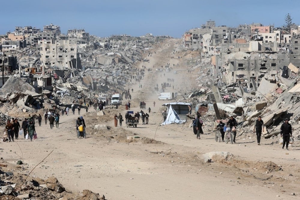 Palestinos caminan en una calle destruida en Jabalia tras acuerdo de alto el fuego. 21 de enero de 2025 (Foto: AFP)