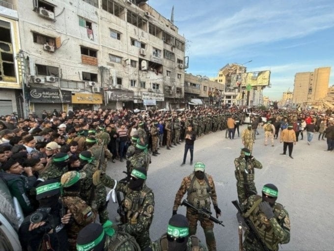 Combatientes de Hamas el pasado domingo en Gaza antes de liberar a los tres prisioneras israelíes.