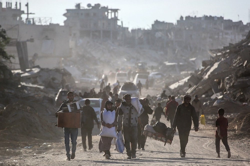 Palestinos desplazados en Rafah, al sur de Gaza, cargan sus pocas pertenencias tras la puesto en vigor de alto al fuego.