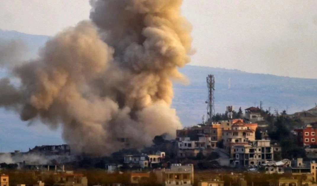 Bombardeo israelí a la aldea libanesa de Khiam.