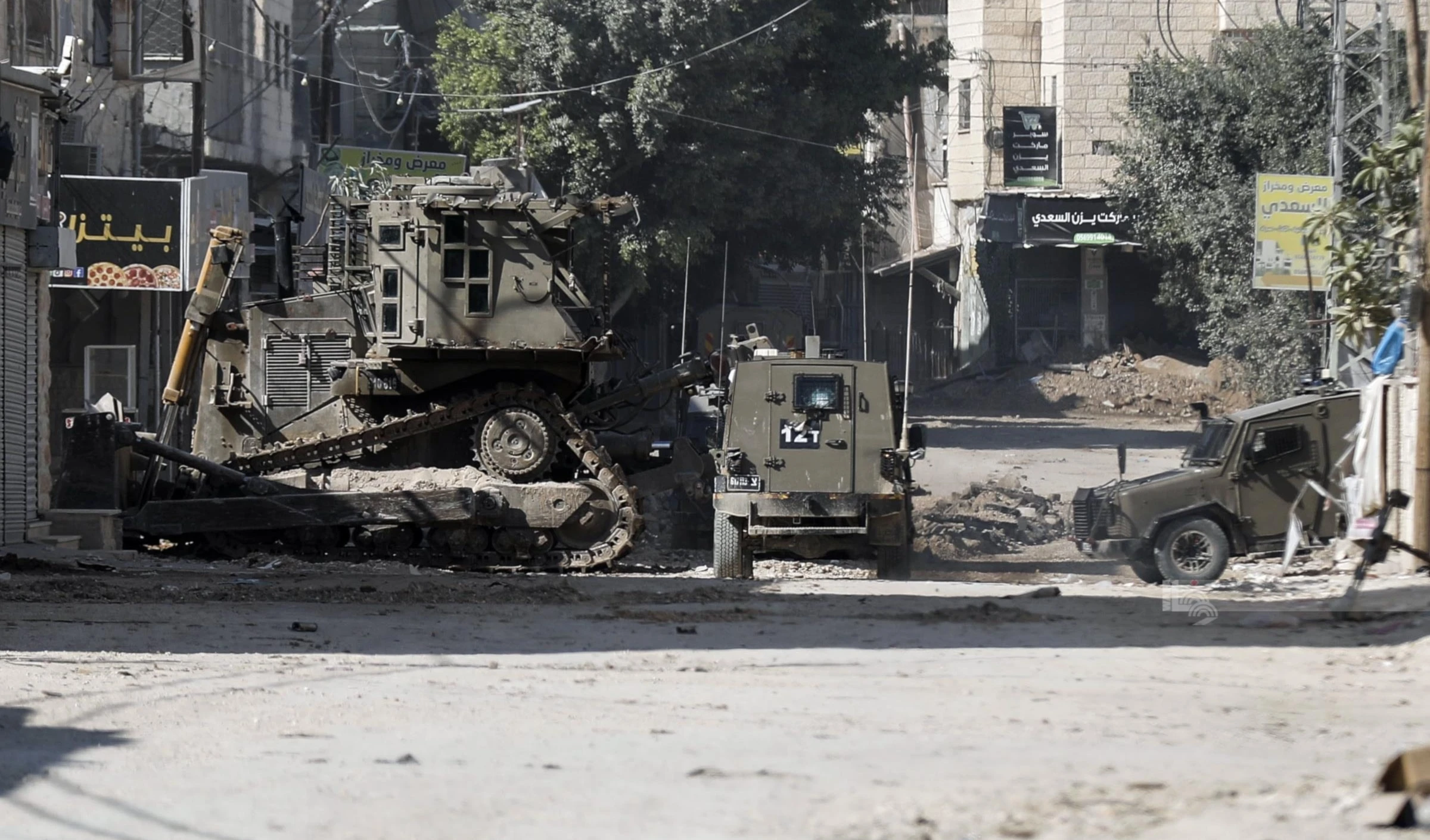 Vehículos blindados del "ejército" israelí durante su incursión a Yenín.