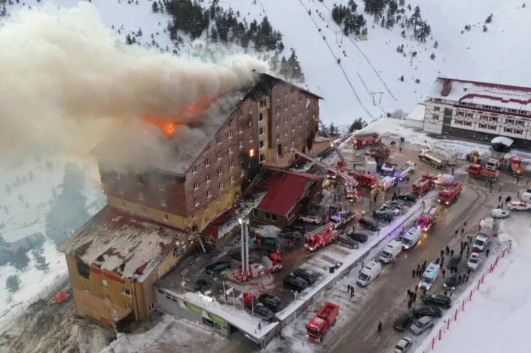 Los bomberos responden a un incendio ocurrido en un hotel del centro de esquí Bolu Kartalkaya, en Turquía.