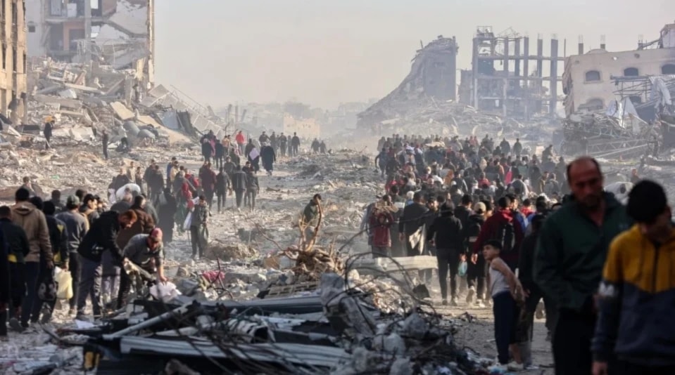 Miles de palestinos desplazados de Jabalia intentan retornar a sus hogares después del alto al fuego. (Foto: AFP)