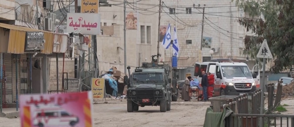 Vehículos militares israelíes controlan las calles de Yenín. 