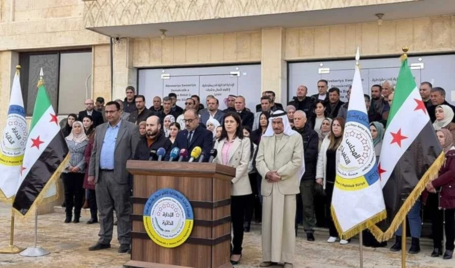 Miembros de la administración autónoma kurda del norte y este de Siria.