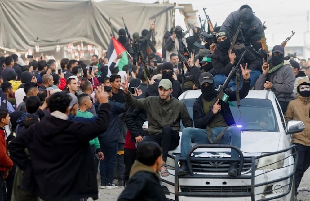 Miembros enmascarados de las Brigadas al Qassam, brazo armado de Hamas, aparecieron en las calles de Gaza en camiones blancos y limpios, con sus emblemas y rifles automáticos en sus manos.