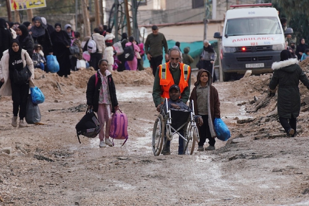 Los residentes de Yenín tienen que abandonar sus hogares ayudados por la Media Luna Palestina ante los constantes ataques israelíes. 