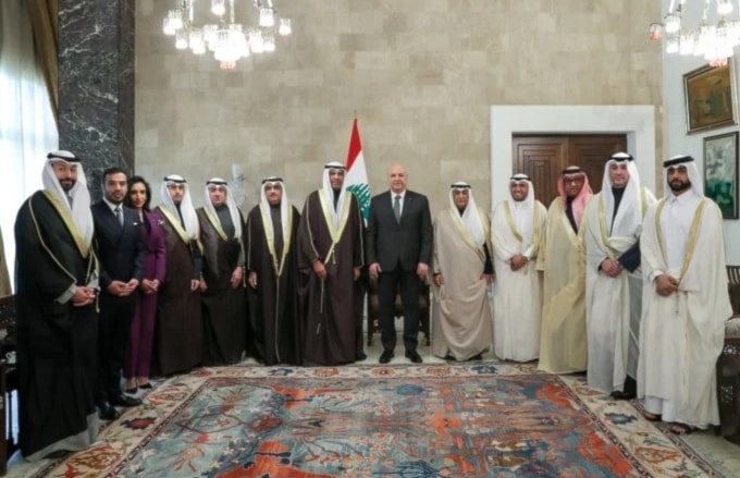 Joseph Aoun y la delegación kuwaití durante su encuentro en Beirut. 