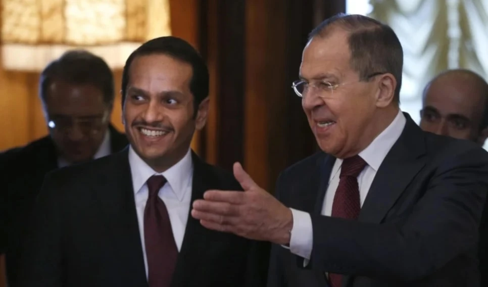 El canciller ruso, Sergei Lavrov, y su homólogo qatarí, Mohammed Abdulrahman Al Thani, durante un encuentro anterior.