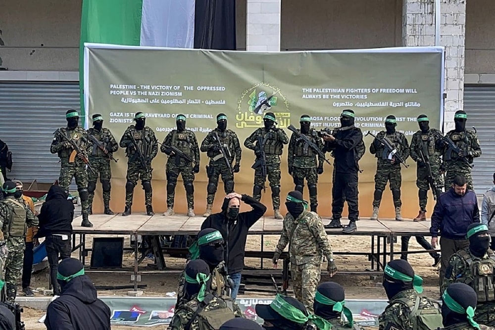 Brigadas Al-Qassam entregan a cuatro mujeres soldados cautivas en la Plaza de Palestina en la ciudad de Gaza. 25 de enero de 2025 (Foto: AFP)