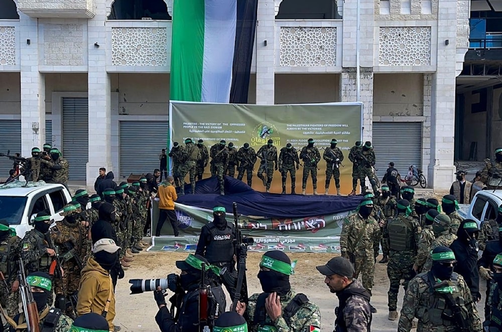 Miembros de las Brigadas Al-Qassam y Al-Quds en la Plaza Palestina de la ciudad de Gaza en preparación para la liberación de las prisioneras israelíes.  (Foto: AFP)