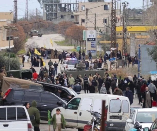 Libaneses onden bandera de Hizbullah al sur de Líbano.