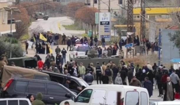 Libaneses onden bandera de Hizbullah al sur de Líbano.