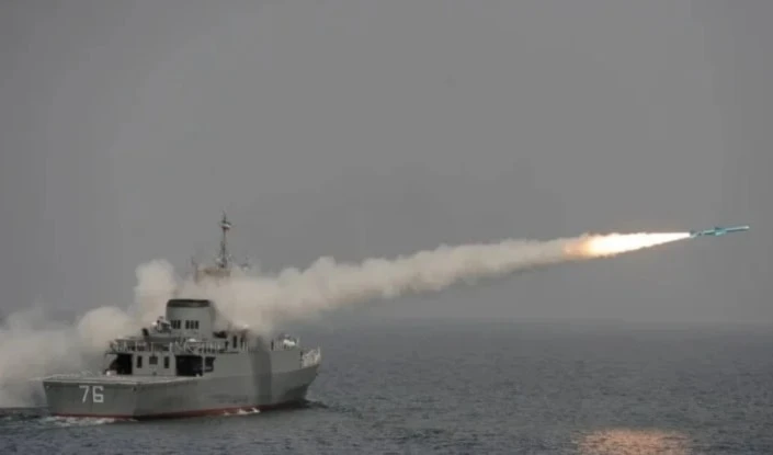 Buque iraní durante el lanzamiento de un misil.