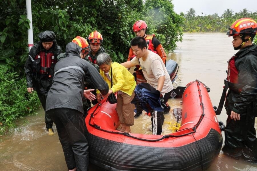 Rescatistas evacúan a residentes afectados por la inundación en la provincia de Hainan, en el sur de China. 30 de octubre de 2024 (Foto: Xinhua) 