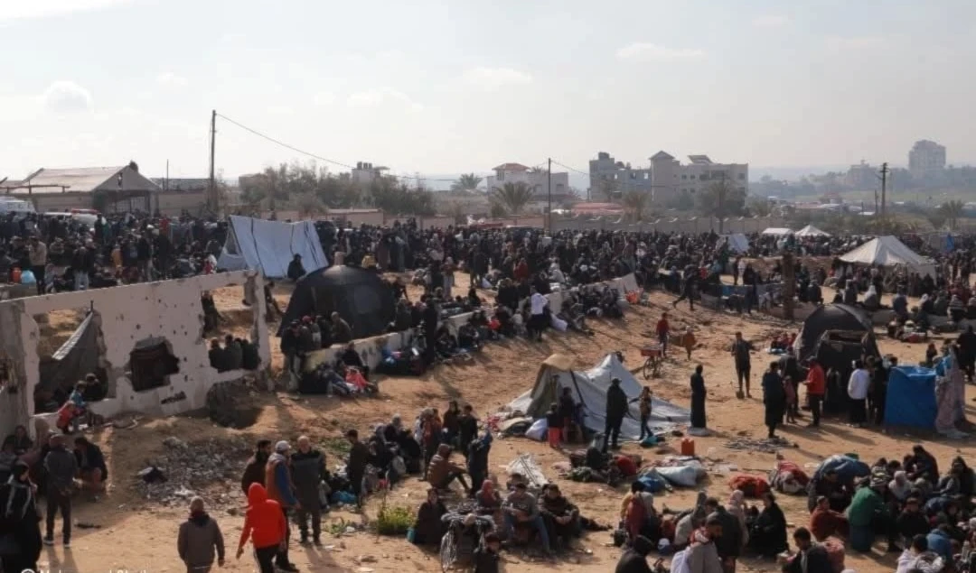 Desplazados gazatíes esperan en el eje de Netzarim para viajar al norte de Gaza. Desplazados gazatíes esperan en el eje de Netzarim para viajar al norte de Gaza.