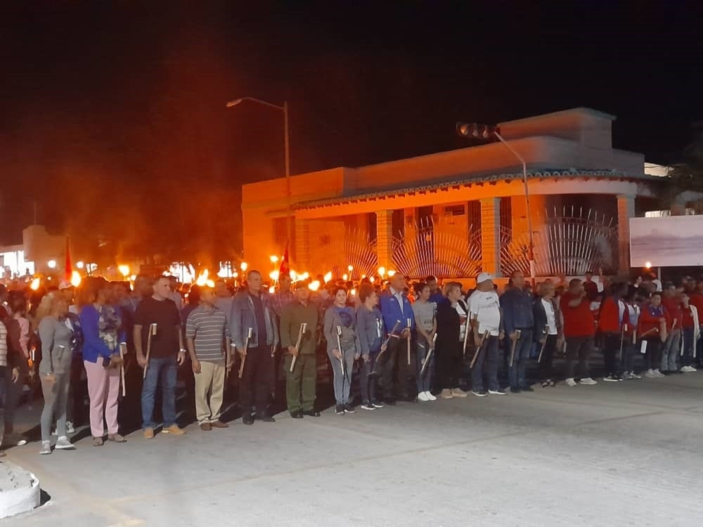 Cuba rinde homenaje a José Martí con tradicional Marcha de Antorchas