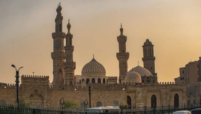 Al-Azhar al-Sharif es un organismo científico islámico y la institución religiosa más grande de Egipto. 