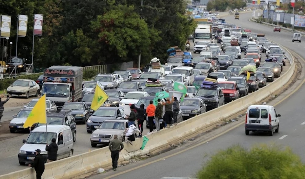 Los libaneses en colas de coches regresan a sus aldeas en el sur del Líbano a pesar de las amenazas del ejército israelí.