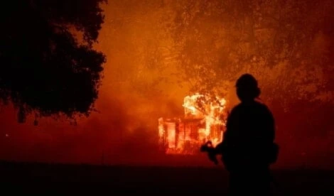 Baterías de litio dejan riesgo de fuego en California, Estados Unidos. Foto: EFE.