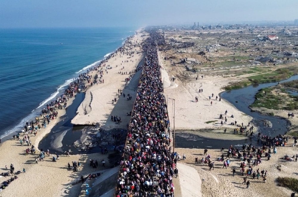 Los miles de desplazados palestinos caminan hacia la ciudad de Gaza después de cruzar el corredor Netzarim. (Foto: AFP)