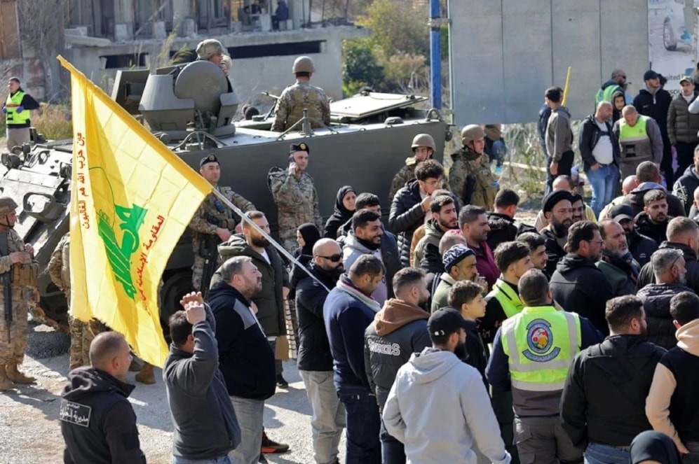 Los residentes de la aldea fronteriza de Kafr Kila reunidos en un puesto de control del ejército libanés en Burj al-Muluk. (Foto: AFP)