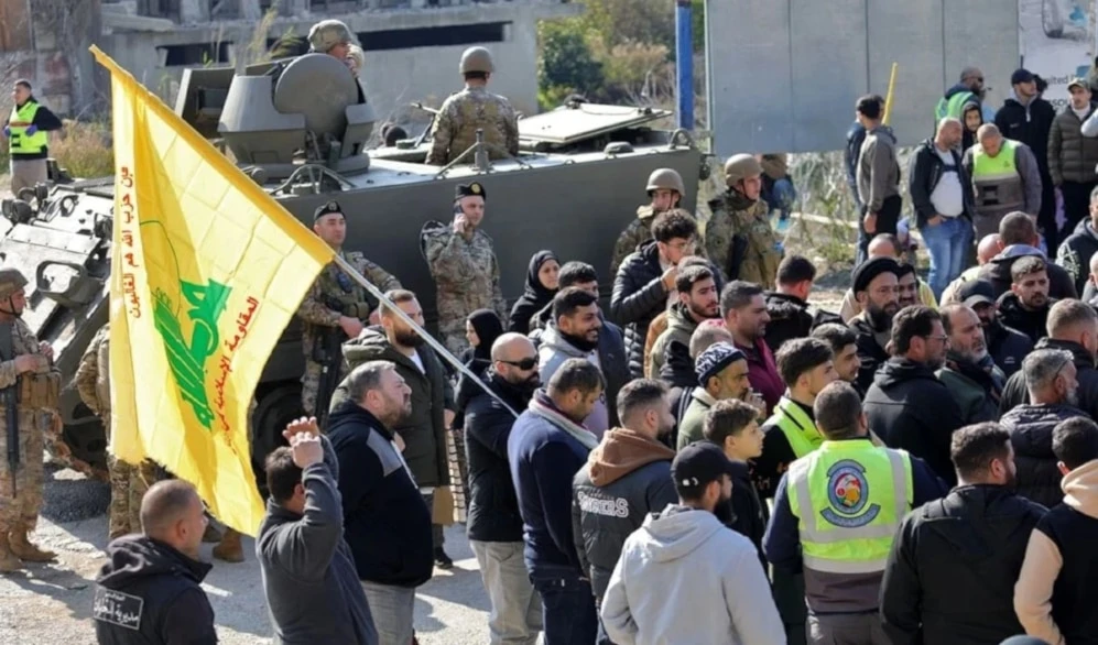 Los residentes de la aldea fronteriza de Kafr Kila reunidos en un puesto de control del ejército libanés en Burj al-Muluk. (Foto: AFP)