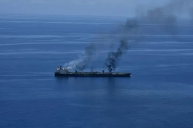 Barco atacado en el mar Rojo por las fuerzas yemenitas.