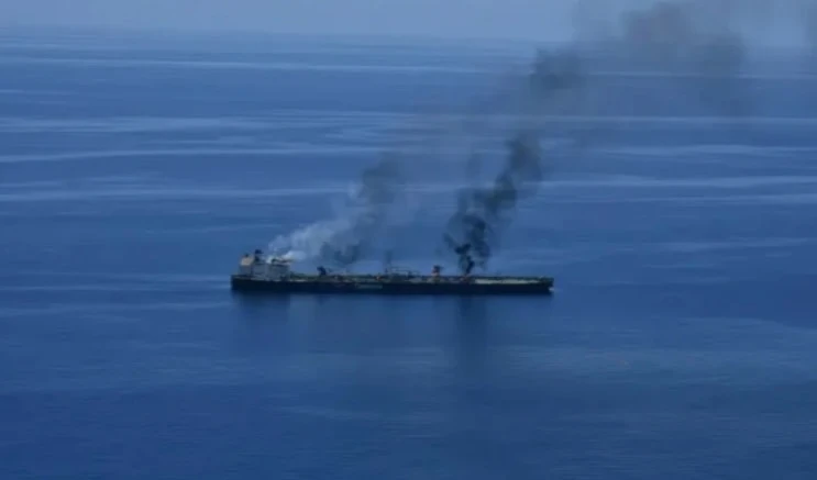 Barco atacado en el mar Rojo por las fuerzas yemenitas.