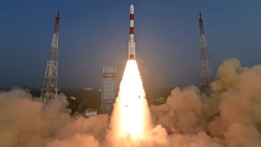 India lanza nuevo satélite en su misión 100