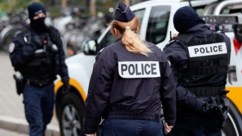 La policía francesa abrió una investigación en octubre y el examen de las cámaras de vigilancia pudo demostrar que la mujer era la autora de las etiquetas.