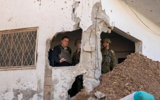 El ministro de Seguridad israelí, Yisrael Katz, en el campamento de refugiados de Yenín.