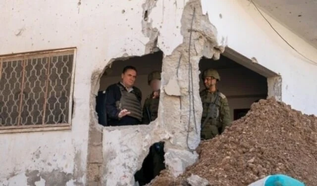 El ministro de Seguridad israelí, Yisrael Katz, en el campamento de refugiados de Yenín. El ministro de Seguridad israelí, Yisrael Katz, en el campamento de refugiados de Yenín.