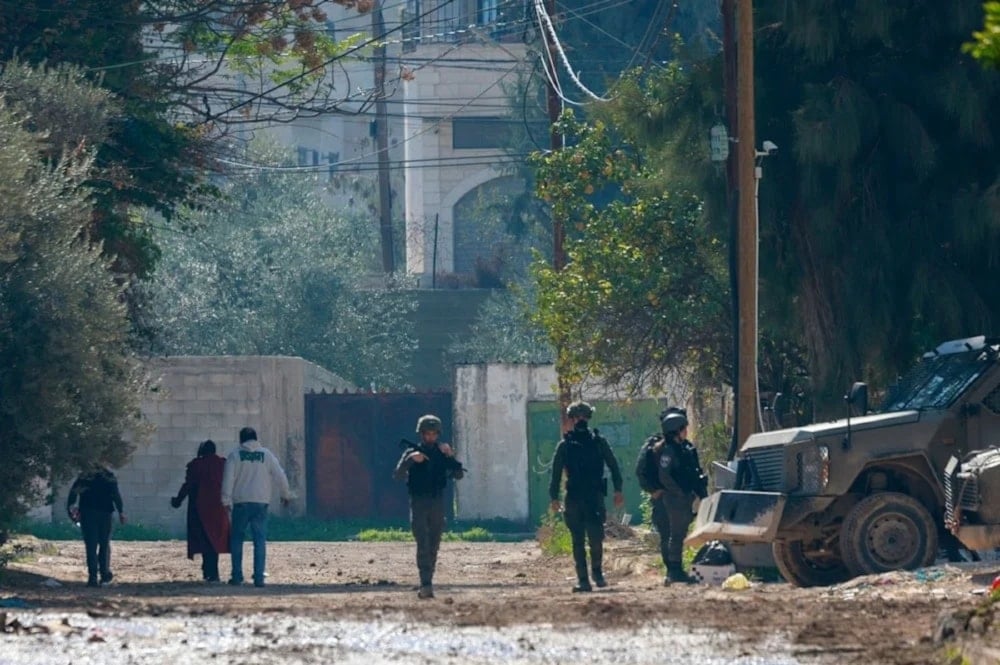 Las fuerzas israelíes continuaron desplegando refuerzos militares hacia Yenín y su campamento.