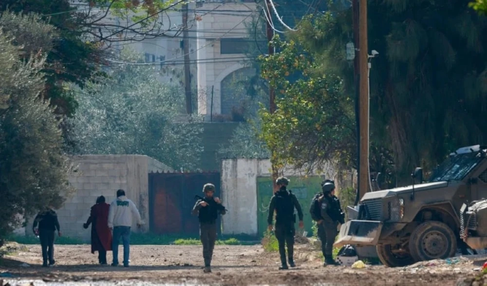 Las fuerzas israelíes continuaron desplegando refuerzos militares hacia Yenín y su campamento. Las fuerzas israelíes continuaron desplegando refuerzos militares hacia Yenín y su campamento.