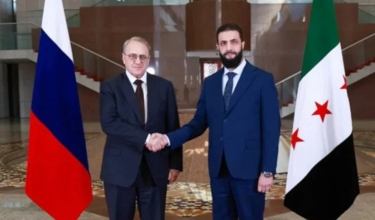 El enviado especial del presidente ruso para Oriente Medio y África, Mijail Bogdanov, durante su encuentro con el jefe de la nueva administración siria, Ahmed Al-Sharaa (Al-Golani).  (Foto: SANA)