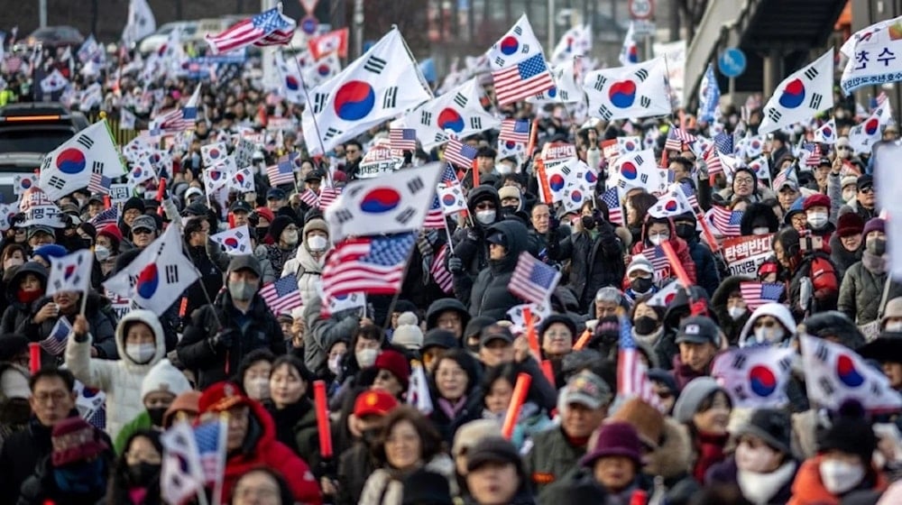 Partidarios del derrocado presidente surcoreano izan bandera de EE.UU.