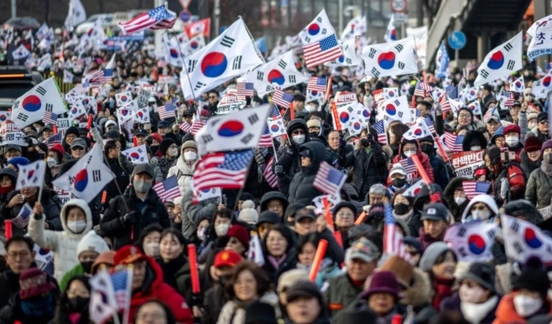 Partidarios del derrocado presidente surcoreano izan bandera de EE.UU.