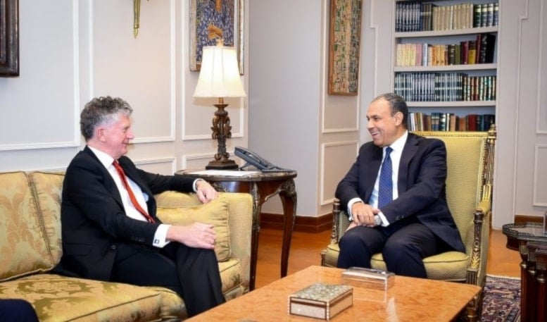 El ministro de Exteriores de Egipto, Badr Abdelatty, y el asesor de seguridad nacional británico, Jonathan Powell, durante su encuentro en El Cairo. 