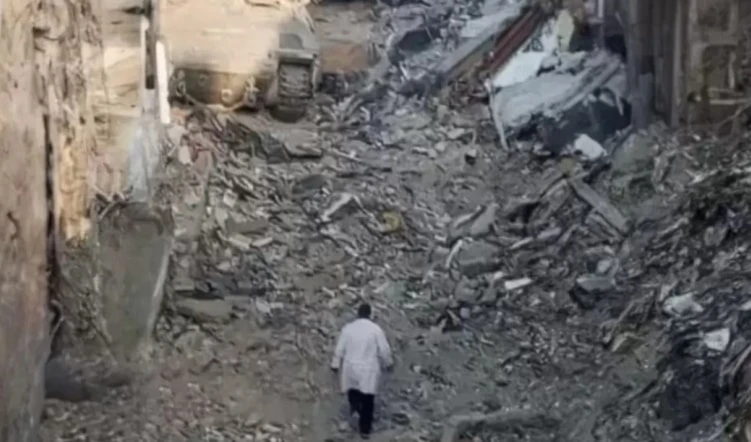 Última imagen del doctor Hussam Abu Safia antes de que el “ejército” israelí lo secuestrara.