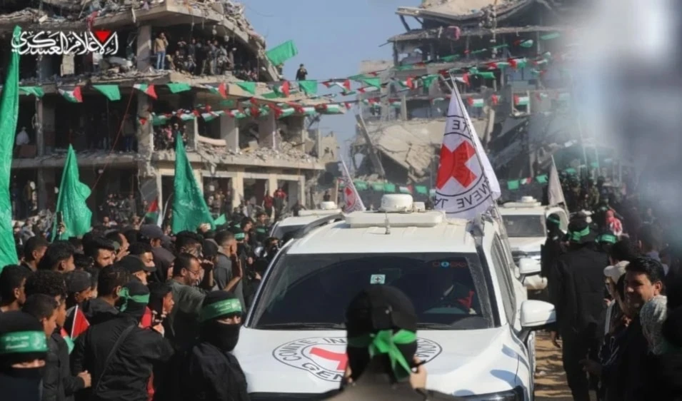 Momento de la entrega de prisioneros israelíes este jueves en Gaza.