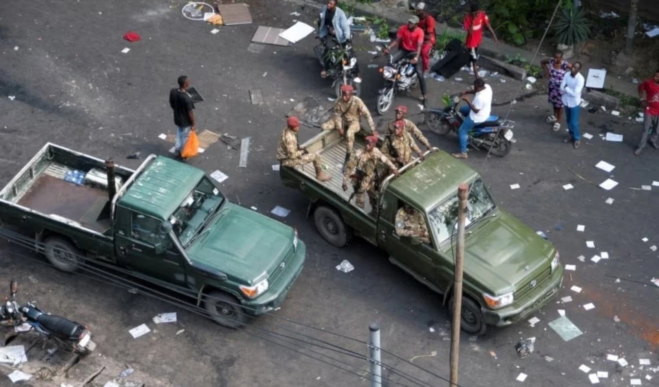 Soldados llegan a la embajada de Ruanda en Kinshasa, República Democrática del Congo (Reuters) Soldados llegan a la embajada de Ruanda en Kinshasa, República Democrática del Congo (Reuters)